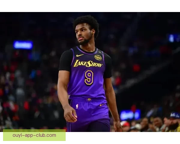 布朗尼连续背靠背胜利南湾湖人13战全胜雷迪克高度评价他努力拼搏